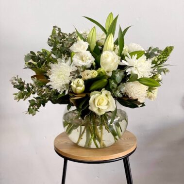 white arrangement, white flowers, white flower arrangement, classic white, classic white flowers, white flower arrangement, flower delivery tamworth, Tamworth flowers, Tamworth flower delivery, Tamworth florist,